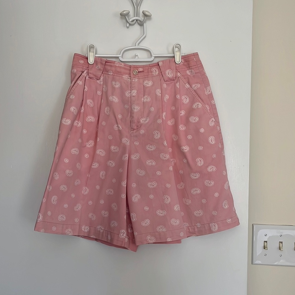 Vintage Lizsport high waist shorts light pink paisley print.